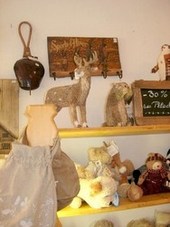 Peluches et objets en bois